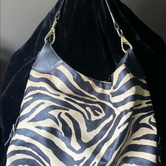 Dooney & Bourke large shoulder bag! Black & white hold metal accents red inside. - Picture 4 of 9